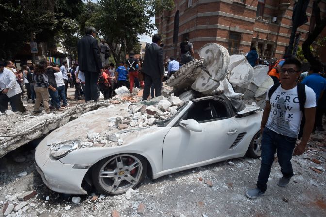 Así quedó este auto en Ciudad de México, después de que una serie de escombros le cayeran encima durante el sismo de 7,1.