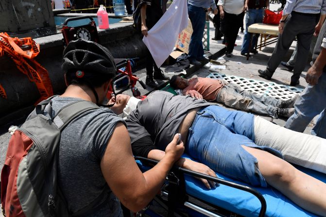 Dos personas que resultaron heridas en el sismo son atendidas por las autoridades.