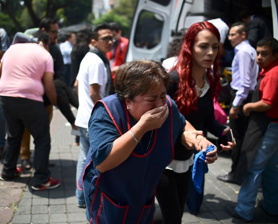 Una mujer momentos después del terremoto de 7,1 que se produjo a 51 kilómetros de profundidad en la zona central de México.