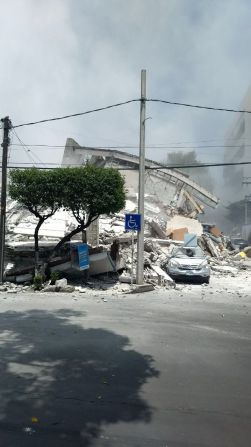 Otro de los autos afectados por los escombros, tras el sismo en Ciudad de México.