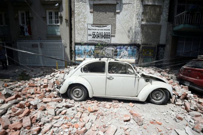 Este auto quedó en medio de los escombros producidos por el sismo.