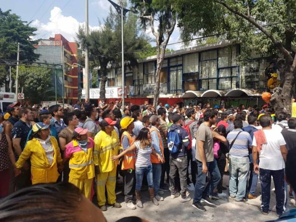 Personas se agrupan a 200 metros de Taxqueña, en Calzada de Tlalpan, luego del colapso de un edificio de cinco pisos.