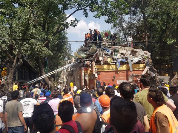 Personas a 200 metros de Taxqueña, en Calzada de Tlalpan, luego de que, según el autor de la foto, colapsara un edificio habitacional de cinco pisos y se escucharan los gritos de personas atrapadas.