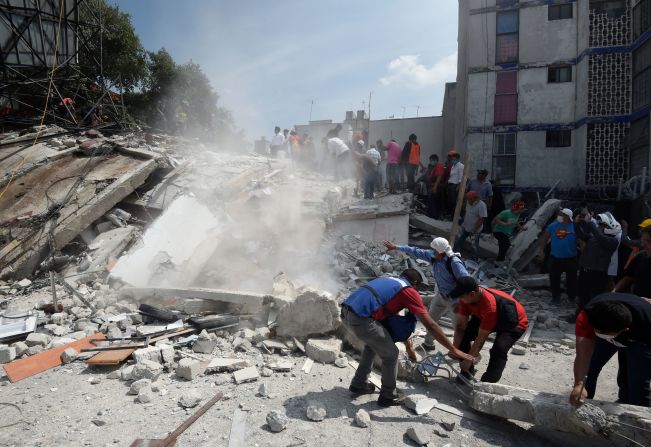 En Ciudad de México intentan remover los escombros que dejó el terremoto para encontrar a sobrevivientes.