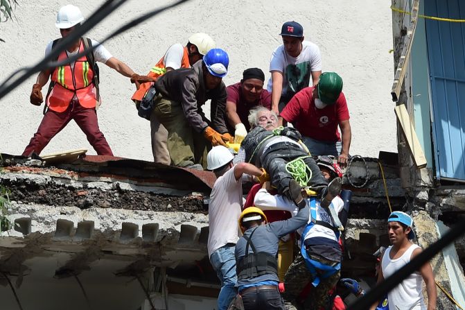 Algunas personas sacan a un hombre que estaba atrapado entre los escombros, tras el sismo de 7,1 que sacudió a México.