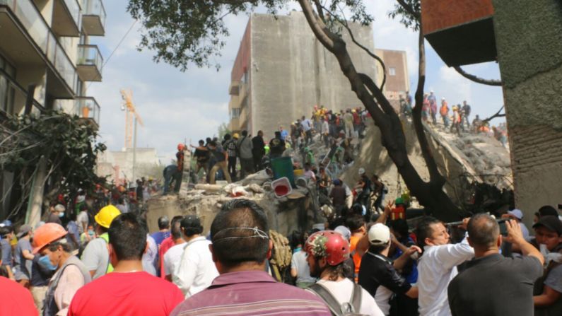 Las personas se agolpan alrededor de la calle Gabriel Mancera en la esquina con Escocia (Ciudad de México), luego de que un edificio colapsara.