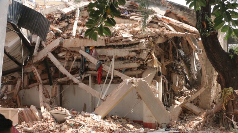 Esta construcción también colapsó por el sismo de 7,1 que sacudió a México. El edificio se ubicaba en la calle Mancera, esquina con Escocia.