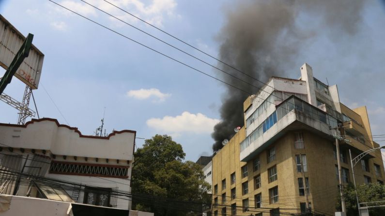 Un edificio en llamas, frente al Metrobús Viaducto, en Ciudad de México.