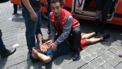 Un hombre recibe asistencia por parte de los rescatistas, después del terremoto en México.