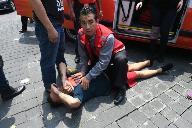 Un hombre recibe asistencia por parte de los rescatistas, después del terremoto en México.