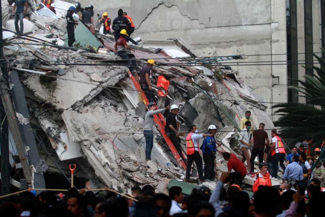 Rescatistas y voluntarios trabajan en la remoción de escombros para rescatar a quienes pudieron haber quedado atrapados durante el terremoto en México.