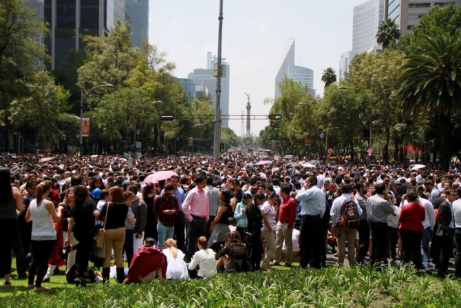 Muchas personas se concentraron en la avenida Reforma, de la Ciudad de México, luego de que un sismo de 7,1 sacudiera al país.