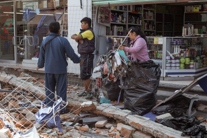 El terremoto de 7,1 en México también sacudió fuertemente a Puebla. En la imagen, algunos habitantes observan los escombros que dejó el sismo.