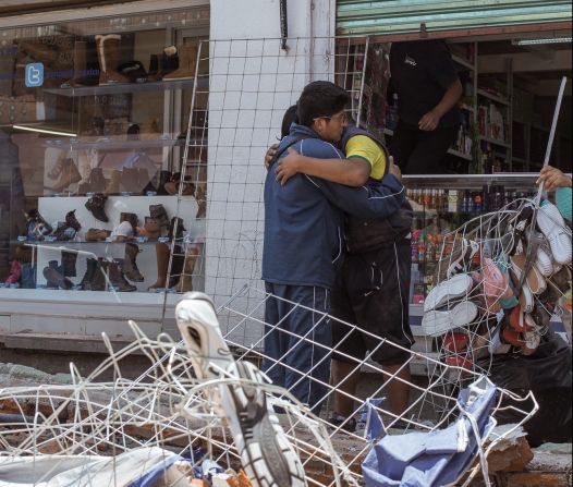 Dos personas se abrazan en Puebla, tras el terremoto de 7,1 que golpeó a México este martes 19 de septiembre.