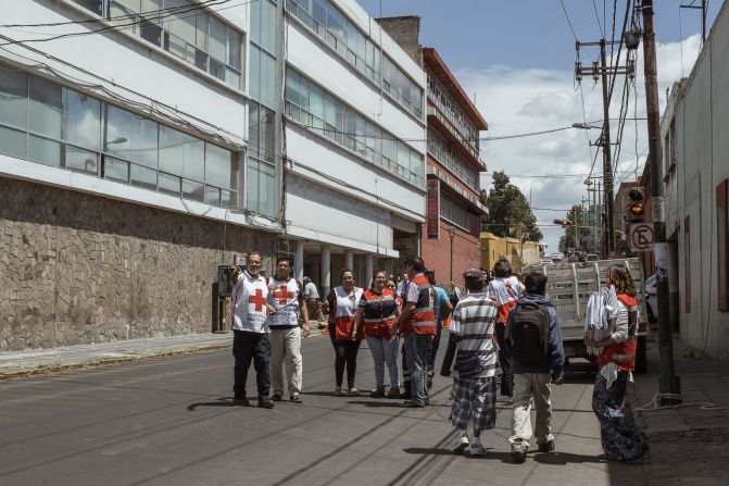 Algunos miembros de la Cruz Roja en Puebla, tras el terremoto en México.