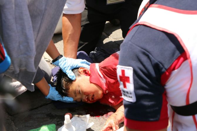 Uno de los niños que resultó herido durante el terremoto en Pueblas recibe asistencia médica.