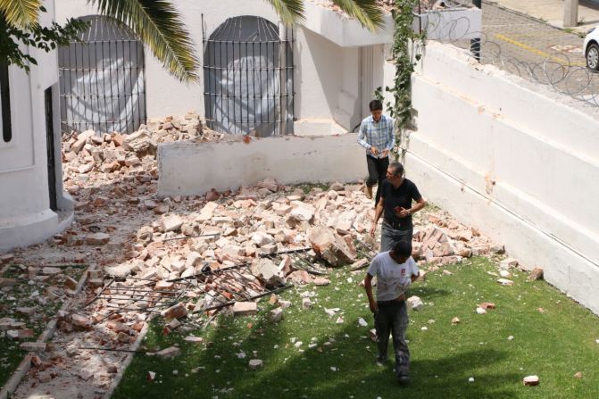 Muchos edificios y casas en Puebla quedaron cubiertos por los escombros que produjo el sismo de este 19 de septiembre.