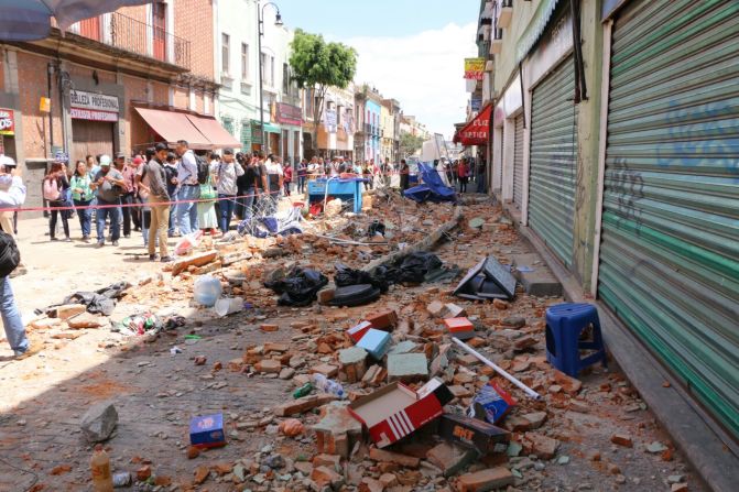 Las calles también están cubiertas por los escombros que dejó a su paso el sismo.