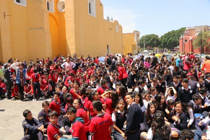 Estudiantes y profesores de una escuela en Puebla se reúnen, luego del terremoto de 7,1 que sufrió México.