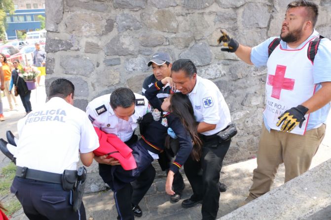 Una joven herida durante el sismo es atendida por la cruz Roja y las autoridades de Puebla.