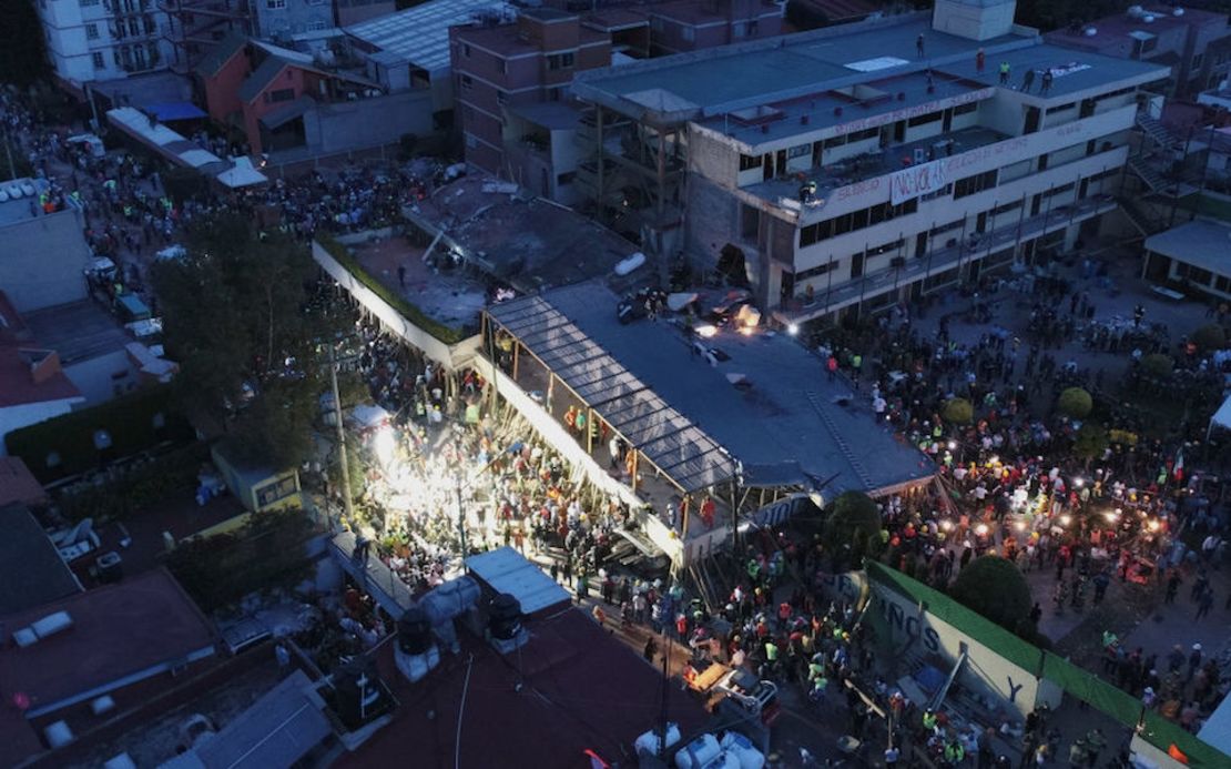 Operaciones de rescate en un edificio derrumbado en la Ciudad de México.