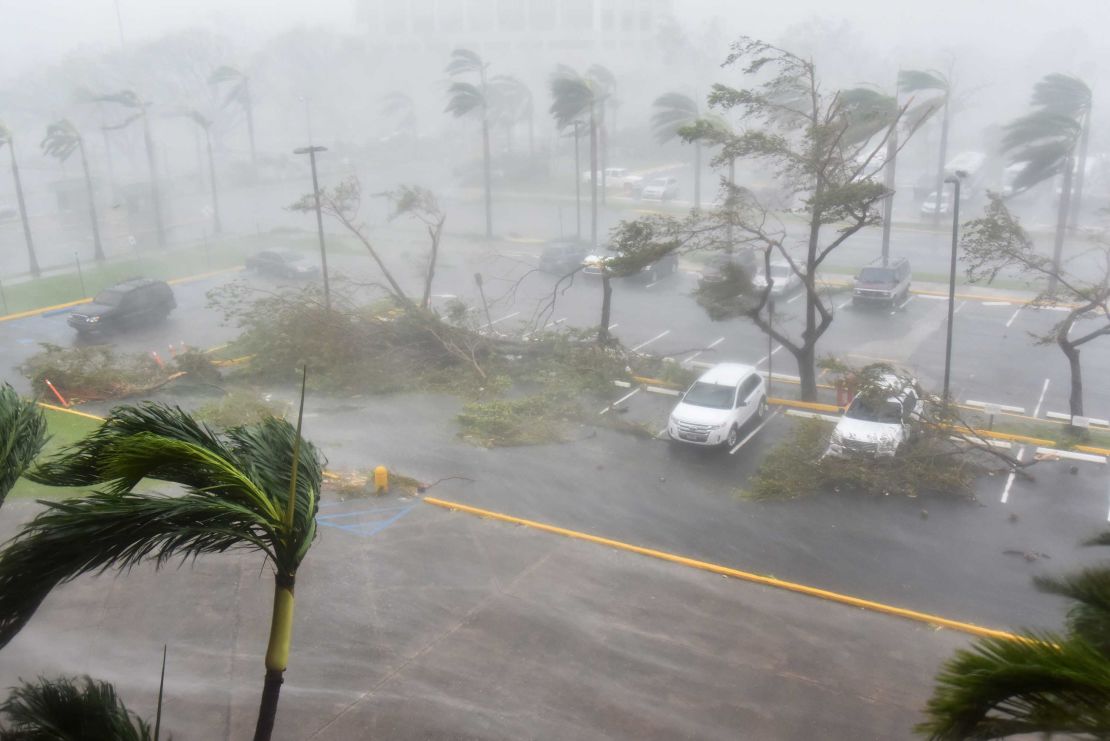 El huracán María, que se intensificó rápidamente, tocó tierra en Puerto Rico con categoría 4.