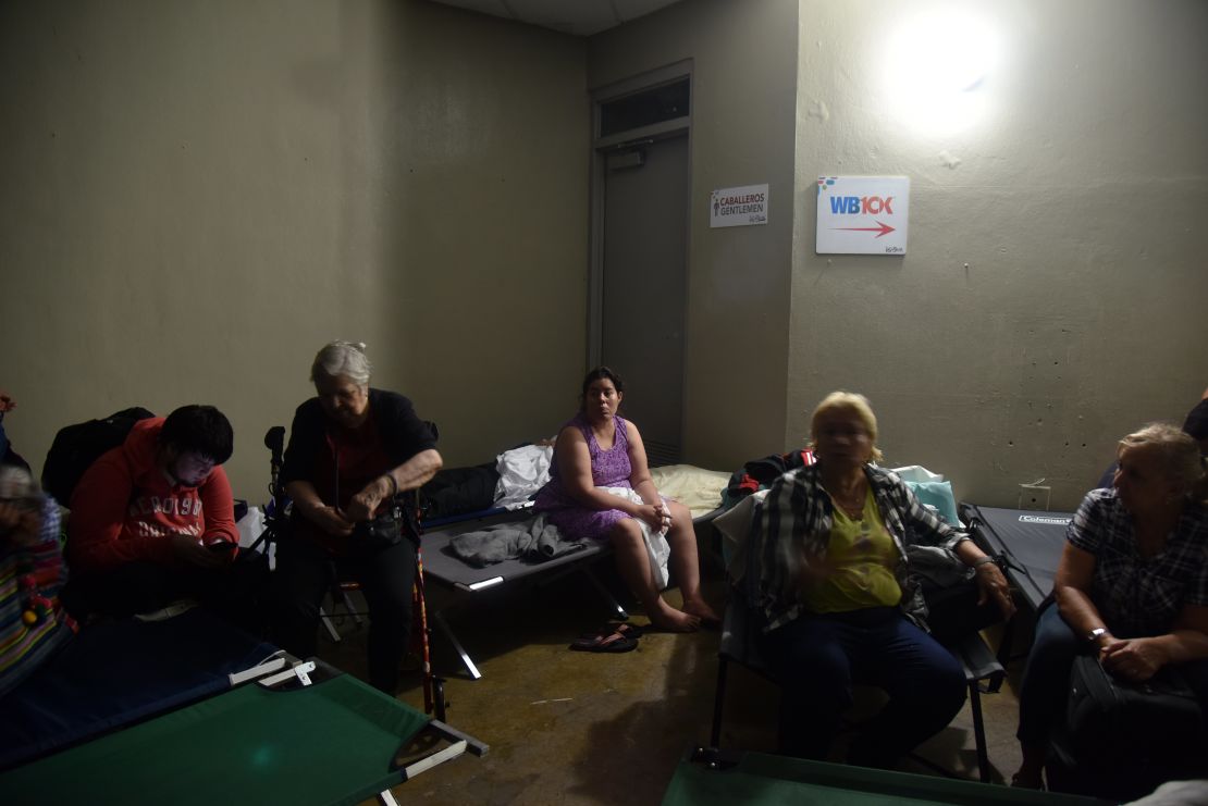 Puertorriqueños se refugian en el Coliseo Roberto Clemente en San Juan mientras el huracán María golpea la isla. (HECTOR RETAMAL/AFP/Getty Images).