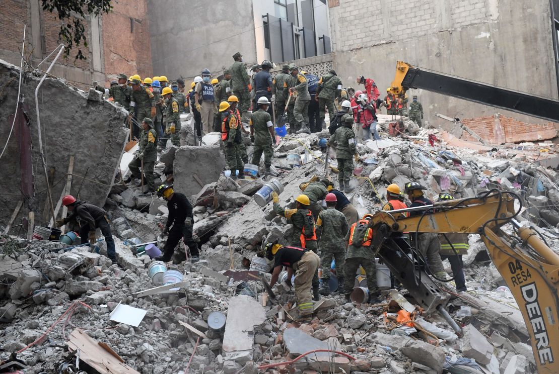 Los voluntarios remueven los escombros durante una búsqueda de sobrevivientes en un edificio colapsado en Ciudad de México.