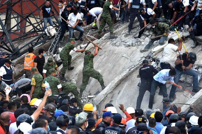 A lo largo de la tragedia se vieron escenas como esta, donde las autoridades de rescate se jugaban las vidas por salvar las de otros.