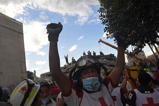 Un voluntario pide silencio durante la búsqueda de sobrevivientes en una de las zonas más afectadas por el terremoto de magnitud 7,1, según el USGS.