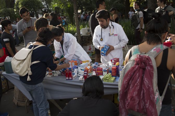 Personal médico organiza algunos suministros y medicinas para atender a los heridos y otras víctimas del terremoto.