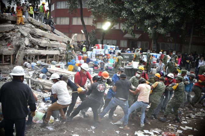 Minutos después de que la tierra se remeció devorando lo que encontrara a su paso, decenas de rescatistas, bomberos, policías y voluntarios se entrelazaron para ayudar a las víctimas.