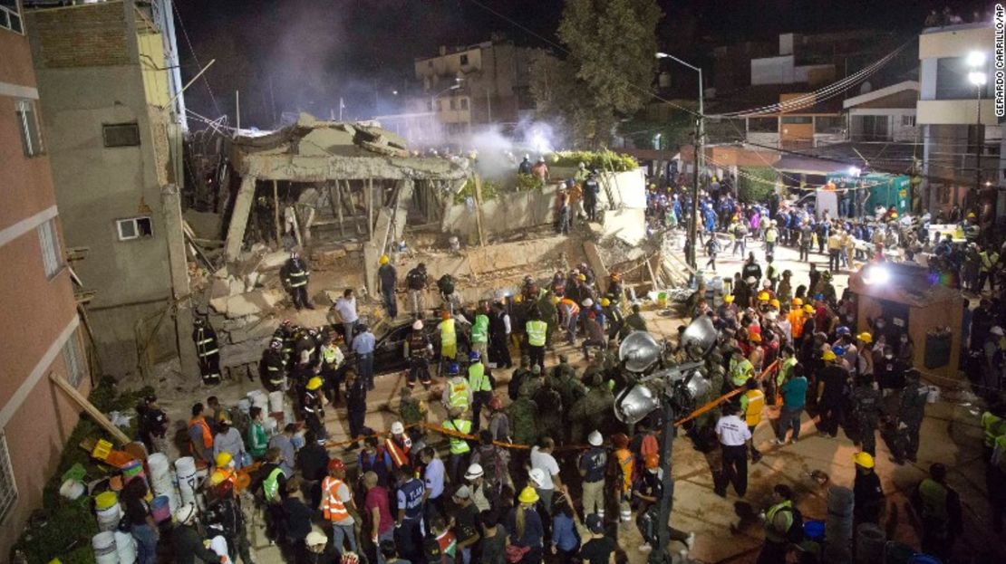 Voluntarios y equipos de rescate buscan a niños atrapados dentro del colegio Enrique Rebsamen en Ciudad de México.