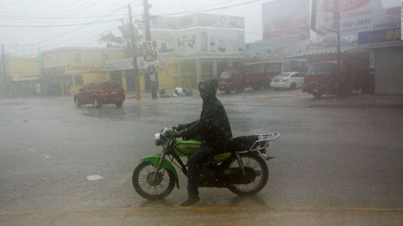 Un hombre intenta avanzar por las calles inundadas de Santo Domingo, República Dominicana. Este país, ya golpeada por Irma, enfrenta la furia de María. Mira en esta galería las imágenes de los daños que ha causado el ciclón.