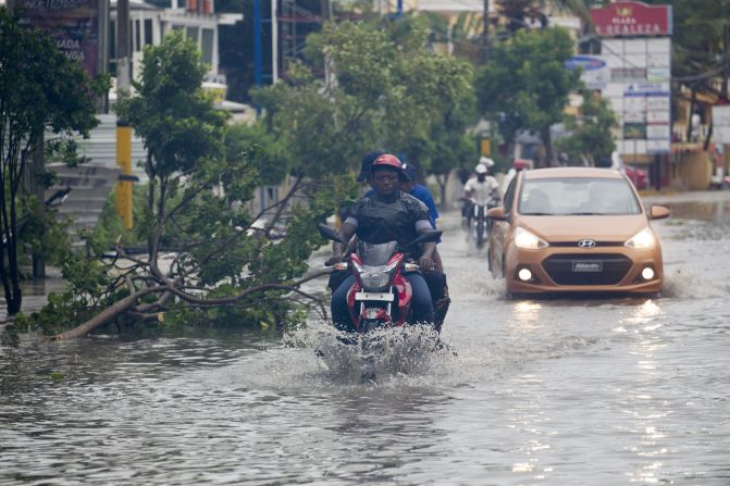 Un hombre en Punta Cana enfrenta la lluvia y las inundaciones que ha dejado María. Hay casi 10.000 personas desplazadas y albergadas en República Dominicana.