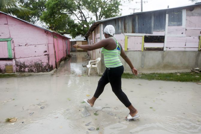 El huracán Irma llega a República Dominicana como un ciclón categoría 3, trayendo fuertes vientos y lluvias.