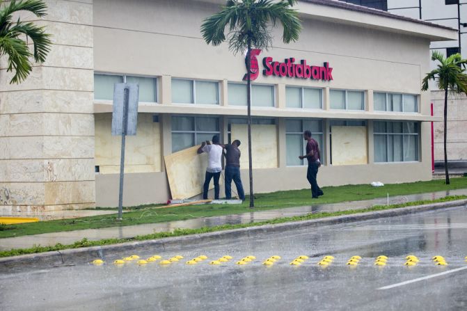 Un hombre en Punta Cana enfrenta la lluvia y las inundaciones que ha dejado María. Hay casi 10.000 personas desplazadas y albergadas en República Dominicana.