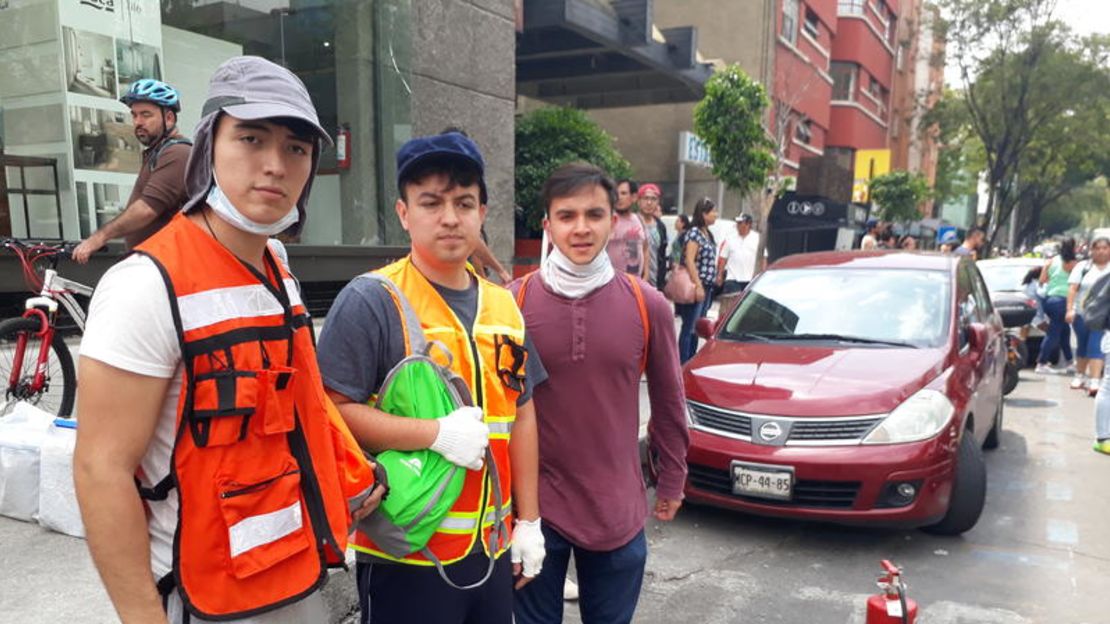 VVoluntarios  Hombres y mujeres con conocimientos en construcción se reunieron en Álvaro Obregón e Insurgentes para ponerse a las órdenes de las autoridades.