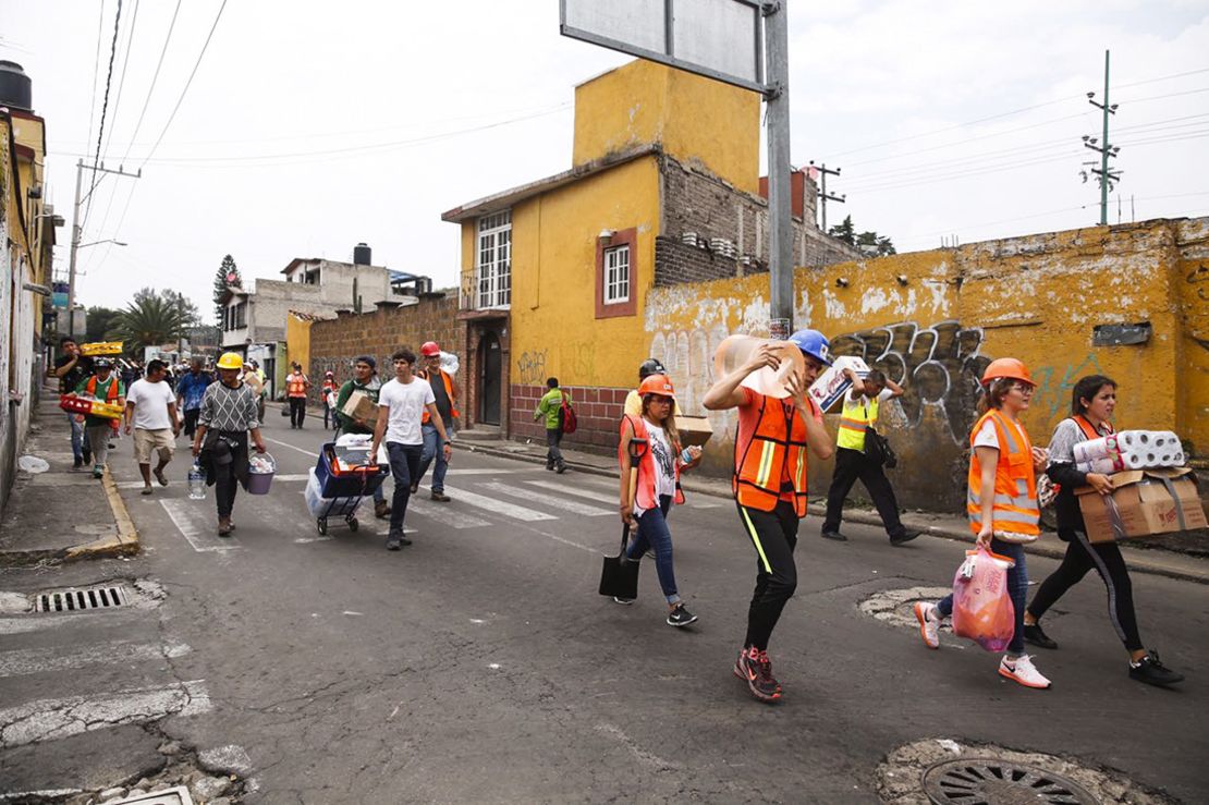 Por las calles de Xochimilco, barrio ubicado en el sureste de la capital mexicana, se ve el andar de voluntarios con víveres y agua. (Foto: Expansión).