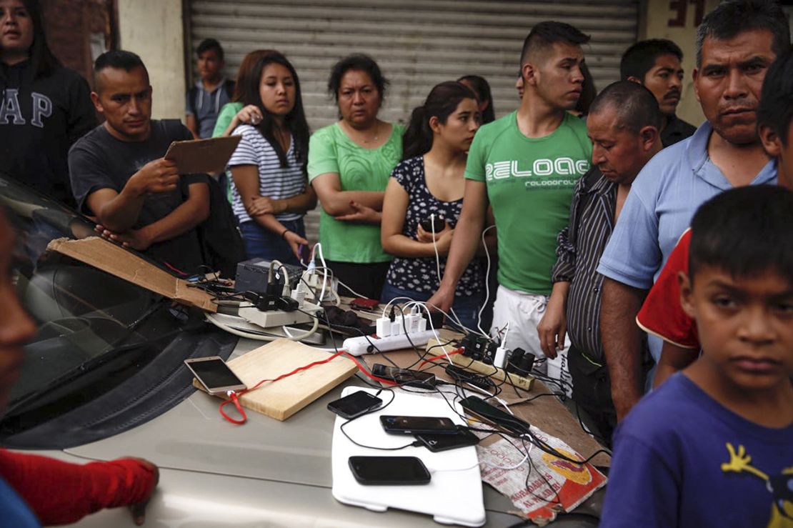 Los vecinos de Xochimilco dispusieron de contactos para que afectados y voluntarios cargaran sus celulares. (Foto: Expansión).