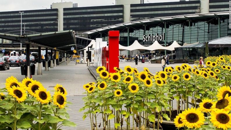 La plataforma de reservas GoEuro analizó más de 70 aeropuertos europeos y los traslados que ofrecen al centro de la ciudad, para saber cuáles son los más rápidos y los más baratos.. El décimo más cómodo es el de Ámsterdam Schiphol (Holanda). El recorrido al centro dura 14 minutos, su costo es desde 5 dólares y cubre 19,3 kilómetros. Recorre la siguiente galería para descubrir cuáles son los otros aeropuertos considerados los más cómodos de Europa en 2017... y cuáles los más incómodos.