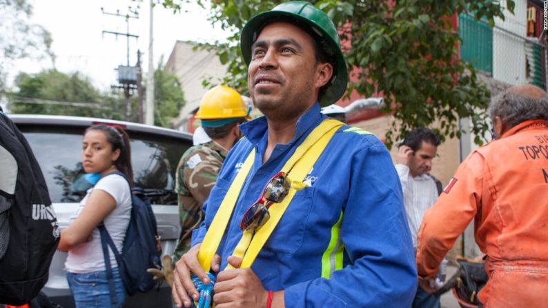 Iván Ramos es rescatista voluntario desde hace muchos años y dice que en estos casos ayuda sobre todo motivado por el dolor que deben sentir los padres de los niños desaparecidos o muertos.