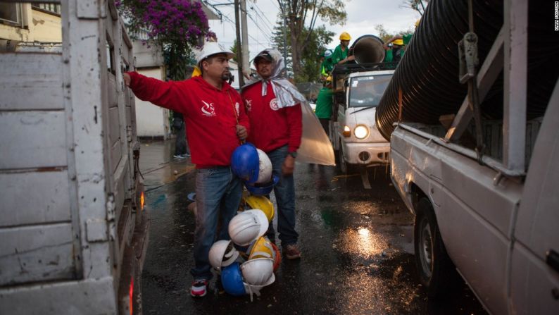 La lluvia no frenó las ganas de ayudar de los voluntarios que estaban afuera de la escuela primaria.