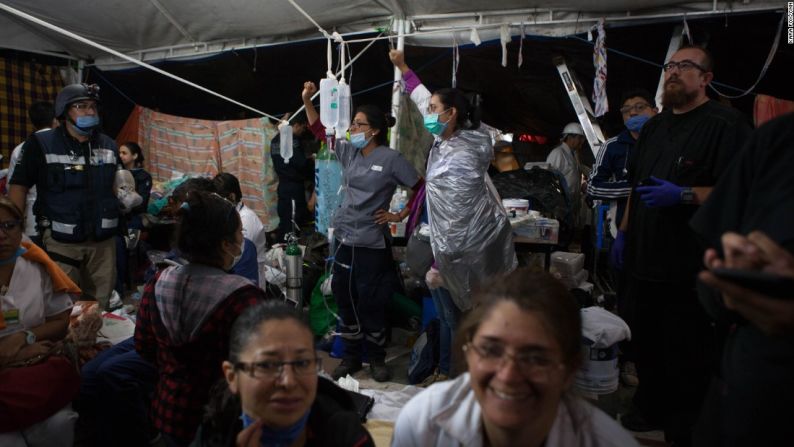 Médicos voluntarios esperan en una carpa cercana al colegio, mientras continúan las labores de rescate.