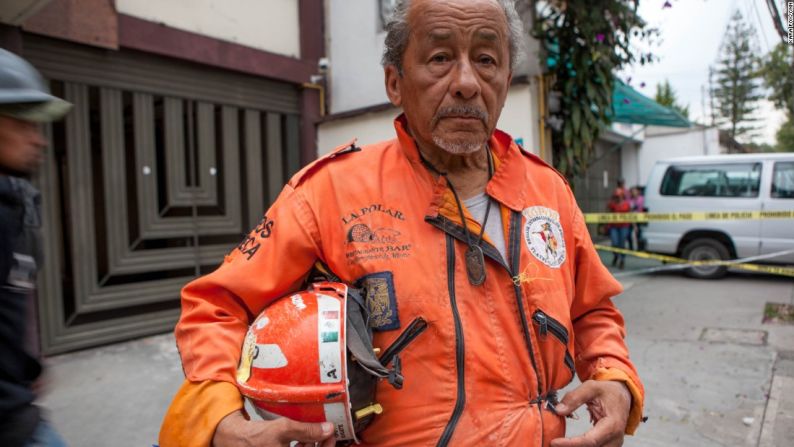 Héctor Méndez ha dedicado toda su vida a ayudar a los demás. Dice que estaba conmemorando el aniversario número 32 del mortal terremoto de 1985, cuando se desató este. Al oír a los niños heridos, él, así como muchos otros, corrió al lugar. Ya encontró cuatro cuerpos.