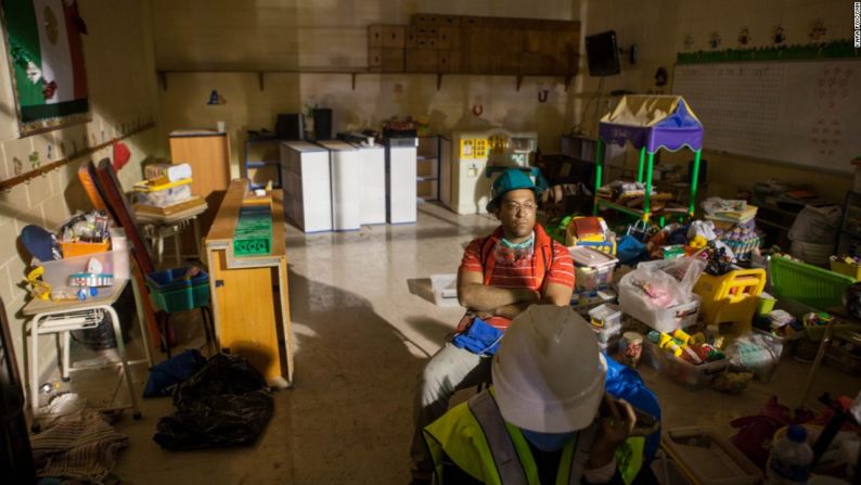 Un rescatista descansa dentro de la escuela, un día después del terremoto.