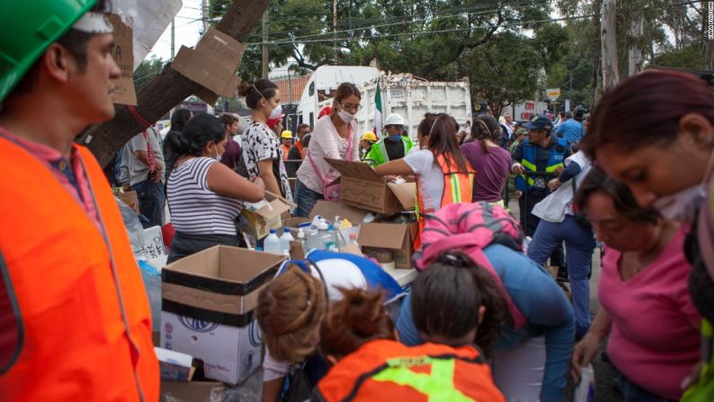 Cuando se conocieron las noticias sobre la escuela primaria que colapsó, los habitantes de Ciudad de México y personas de regiones cercanas -incluyendo algunas que resultaron fuertemente golpeadas- se trasladaron en masa al distrito Coapa de la capital mexicana, donde está ubicado el colegio.