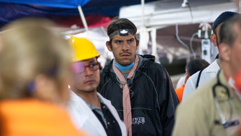 Médicos voluntarios reciben información sobre el progreso de las labores de rescate.