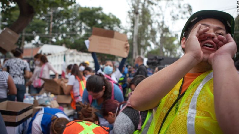 Los voluntarios han sido vitales para buscar y entregar todas las provisiones de agua embotellada, comida, medicamentos y cobijas que puedan necesitar los rescatistas que están en las labores de rescate al interior del colegio.