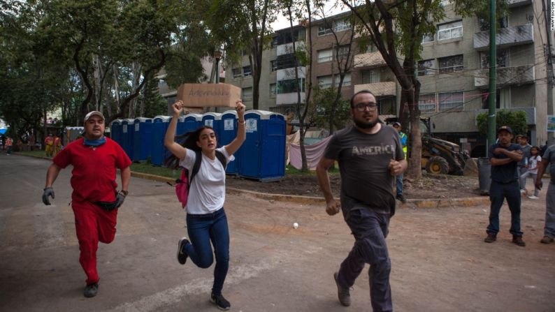 Voluntarios corren para encontrar adrenalina entre los medicamentos donados tras el devastador terremoto.